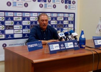 Σε πρώτο πλάνο, ο προπονητής!