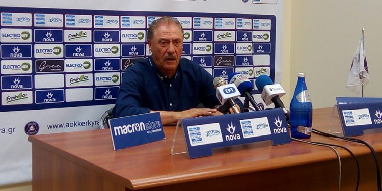 Σε πρώτο πλάνο, ο προπονητής!