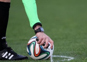 Ο Νίκου σφυρίζει την ΑΕΛ!