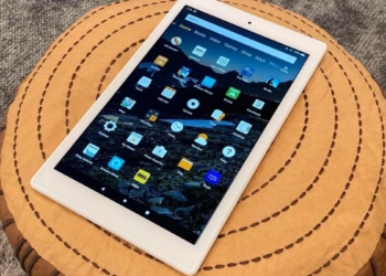 Ο Ναυσίθοος προσέφερε tablets στους μαθητές