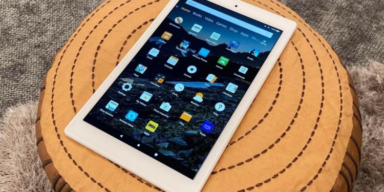 Ο Ναυσίθοος προσέφερε tablets στους μαθητές