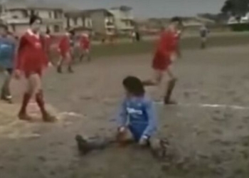 Ο Μαραντόνα έπαιξε το μεγαλύτερο ματς της ζωής του σε γήπεδο-βούρκο για ένα άρρωστο παιδί