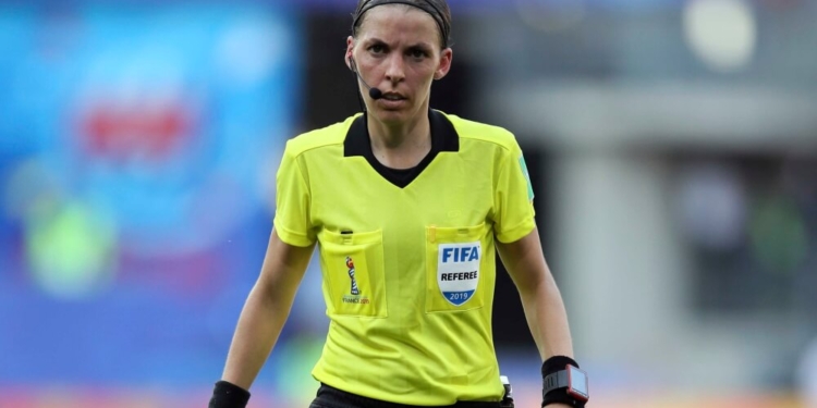 Σφύριξα… κι άρχισες! Πρώτη γυναίκα διαιτητής στο Champions League