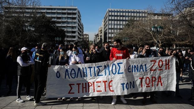 Δυναμικό παρών εκατοντάδων αθλητών και προπονητών στο συλλαλητήριο στο Σύνταγμα