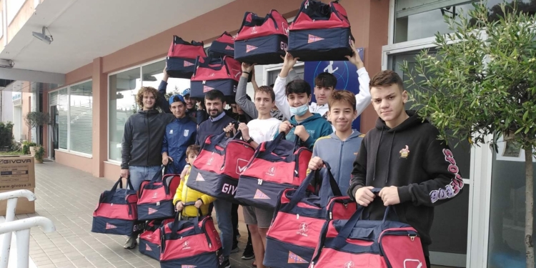 Το Corfu Physio προσέφερε σάκους στους κωπηλάτες του ΝΑΟΚ