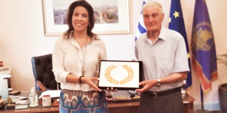 Η Υδραίου βράβευσε το Γ. Κρητικό για την προσφορά του στο μπάσκετ