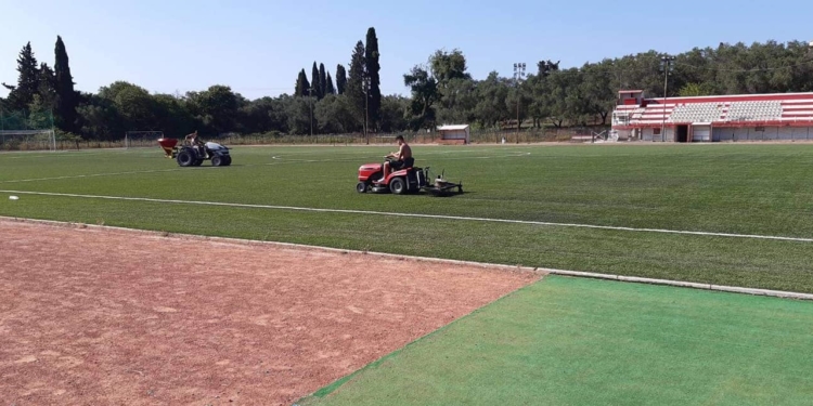 Ξεκίνησαν οι εργασίες συντήρησης του τάπητα στο γήπεδο της Λευκίμμης