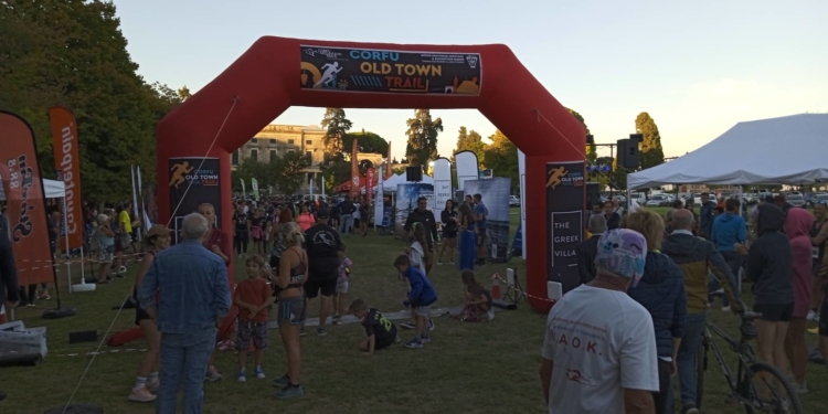 Έτρεξαν μέσα στην παλιά πόλη της Κέρκυρας