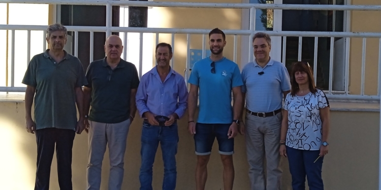 Ο Ντούσκος μεταλαμπαδεύει το νόημα του αθλητισμού στους μαθητές της Κασσιώπης