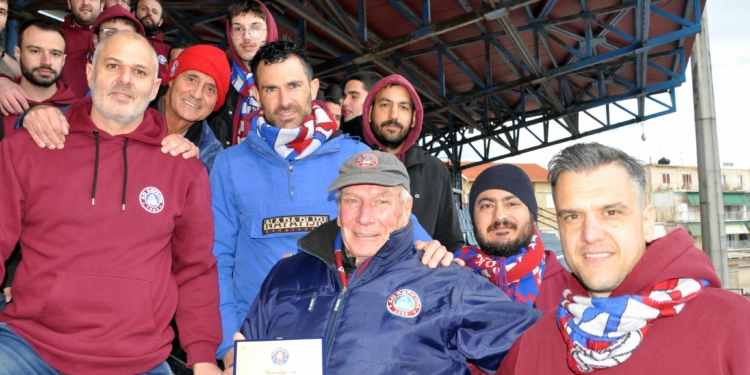 Οι Vourligans βράβευσαν έναν πολύ… ιδιαίτερο φίλαθλο του ΑΟ Κέρκυρα