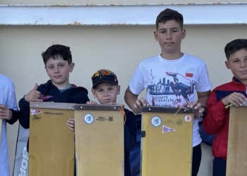 Οι μικροί ιστιοπλόοι του ΝΑΟΚ έφυγαν για το Πανελλήνιο της Καλαμάτας