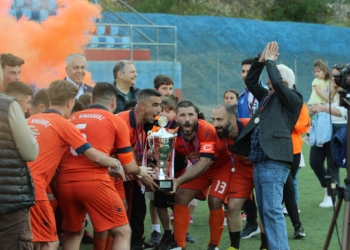 Ο Θιναλιακός φόρεσε το… στέμμα του (pics)!