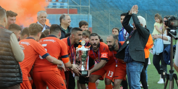 Ο Θιναλιακός φόρεσε το… στέμμα του (pics)!