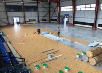 Ολοκληρώνεται η τοποθέτηση του δαπέδου στο βοηθητικό κλειστό