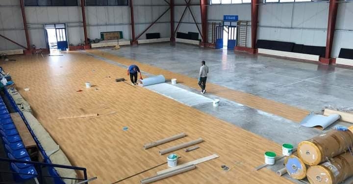 Ολοκληρώνεται η τοποθέτηση του δαπέδου στο βοηθητικό κλειστό