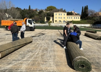 “Τρέχουν” οι εργασίες αντικατάστασης του χλοοτάπητα στο γήπεδο Καρουσάδων