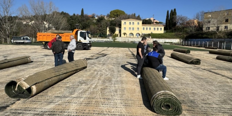 “Τρέχουν” οι εργασίες αντικατάστασης του χλοοτάπητα στο γήπεδο Καρουσάδων