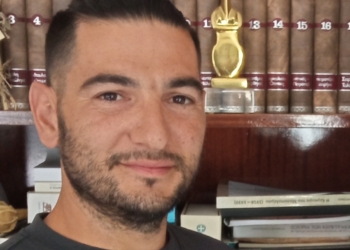 Ο Στάθης Κατσαρός ευχαριστεί τον Αχιλλέα Νυμφών