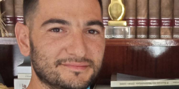 Ο Στάθης Κατσαρός ευχαριστεί τον Αχιλλέα Νυμφών