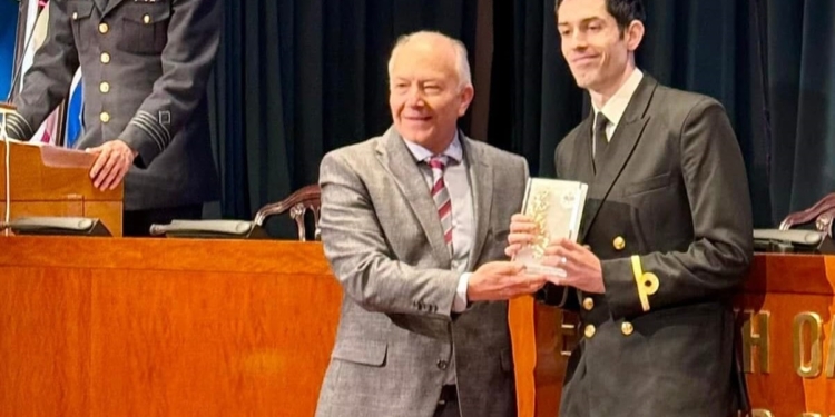 Ο Γκίκας βράβευσε τον… σημαιοφόρο Μίλτο Τέντογλου!