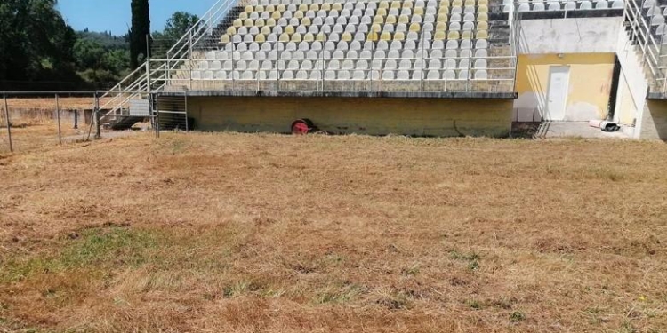 Έπεσαν οι υπογραφές για την αποκατάσταση των γηπέδων Άνω Κορακιάνας και Καστελλάνων