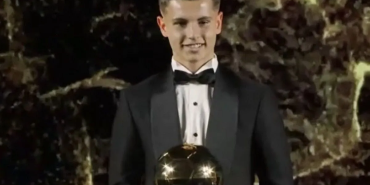 O Μουζακίτης παρέλαβε το βραβείο του Golden Boy της χρονιάς!